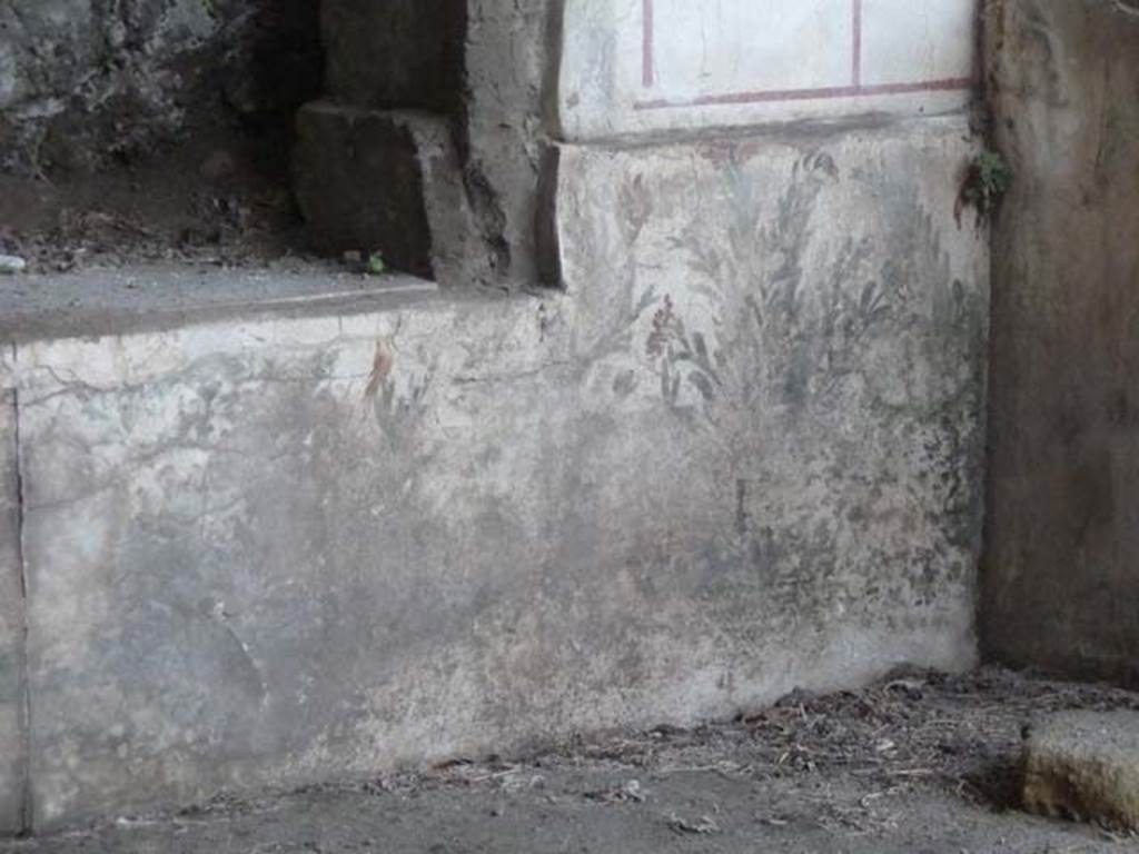 Oplontis, September 2015. Room 97, painted shrubs under the window of the north wall. According to Wilhelmina, “At the north end of the swimming pool, a painting with flowering shrubs and birds seen behind a lattice fence, decorated the dado under the window of the exterior of the east wall of room 94 (now numbered as 97) and continued on the dado of the adjacent wall facing south (which corresponds to the exterior of the north wall of room 78 at the south end of the swimming pool.”
See Jashemski, W. F., 1993. The Gardens of Pompeii, Volume II: Appendices. New York: Caratzas. (p.379)