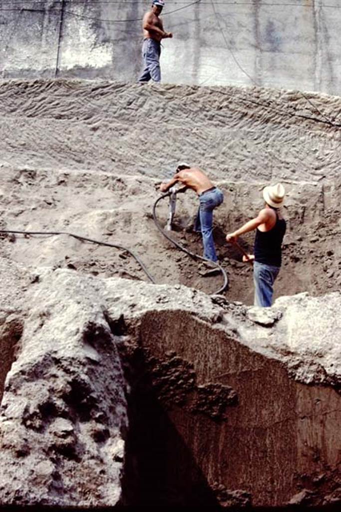 Oplontis Villa of Poppea, c.1984. Drilling through volcanic debris above rooms 93 and 95.
Source: The Wilhelmina and Stanley A. Jashemski archive in the University of Maryland Library, Special Collections (See collection page) and made available under the Creative Commons Attribution-Non Commercial License v.4. See Licence and use details.
Oplo0182