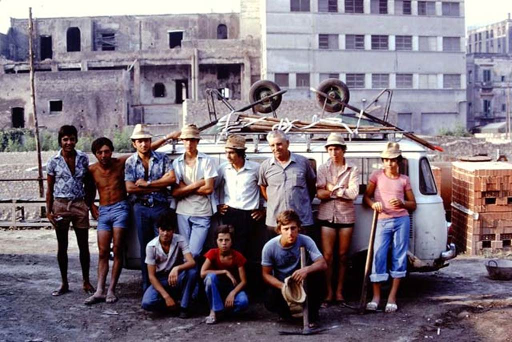 Oplontis, 1974. Eleven of Wilhelmina’s workers, off to work at Oplontis. Photo by Stanley A. Jashemski.   
Source: The Wilhelmina and Stanley A. Jashemski archive in the University of Maryland Library, Special Collections (See collection page) and made available under the Creative Commons Attribution-Non Commercial License v.4. See Licence and use details.
J74f0597