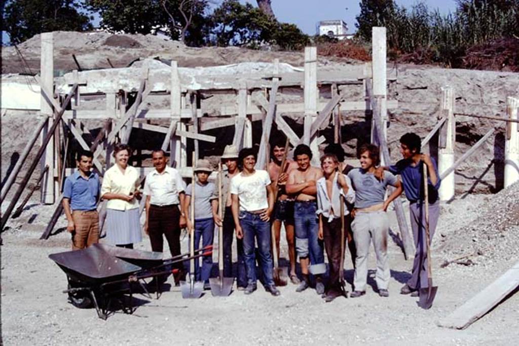 Oplontis, 1975. Group photo on the last day in the south-east peristyle, before starting again in the north garden. Photo by Stanley A. Jashemski.   
Source: The Wilhelmina and Stanley A. Jashemski archive in the University of Maryland Library, Special Collections (See collection page) and made available under the Creative Commons Attribution-Non Commercial License v.4. See Licence and use details. J74f0891