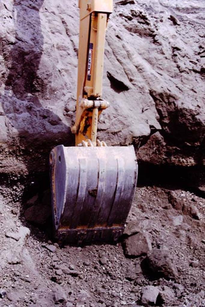 Oplontis, 1975. Digger at work. Photo by Stanley A. Jashemski.   
Source: The Wilhelmina and Stanley A. Jashemski archive in the University of Maryland Library, Special Collections (See collection page) and made available under the Creative Commons Attribution-Non Commercial License v.4. See Licence and use details. J75f0040