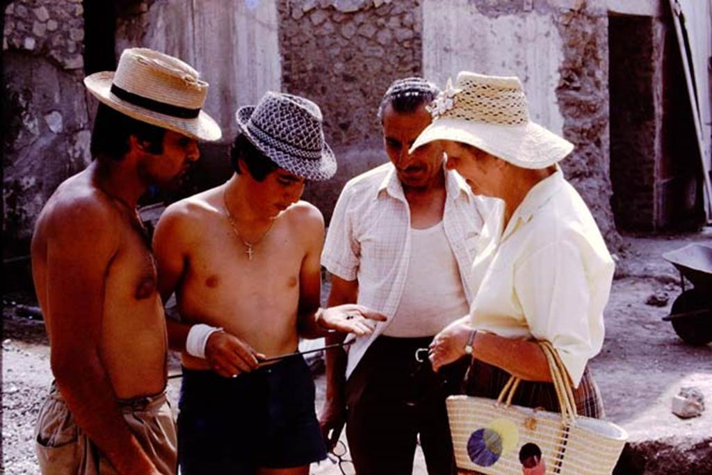 Oplontis, 1975. Discussing a discovery. Photo by Stanley A. Jashemski.   
Source: The Wilhelmina and Stanley A. Jashemski archive in the University of Maryland Library, Special Collections (See collection page) and made available under the Creative Commons Attribution-Non Commercial License v.4. See Licence and use details. J75f0144