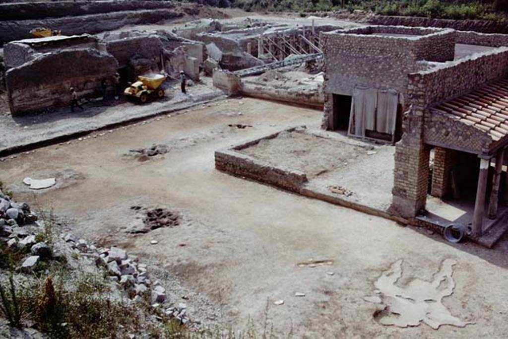 Oplontis, 1975. Looking south-east across cleaned east end of north garden, and towards east peristyle, top centre. Photo by Stanley A. Jashemski.   
Source: The Wilhelmina and Stanley A. Jashemski archive in the University of Maryland Library, Special Collections (See collection page) and made available under the Creative Commons Attribution-Non Commercial License v.4. See Licence and use details. 75f0221