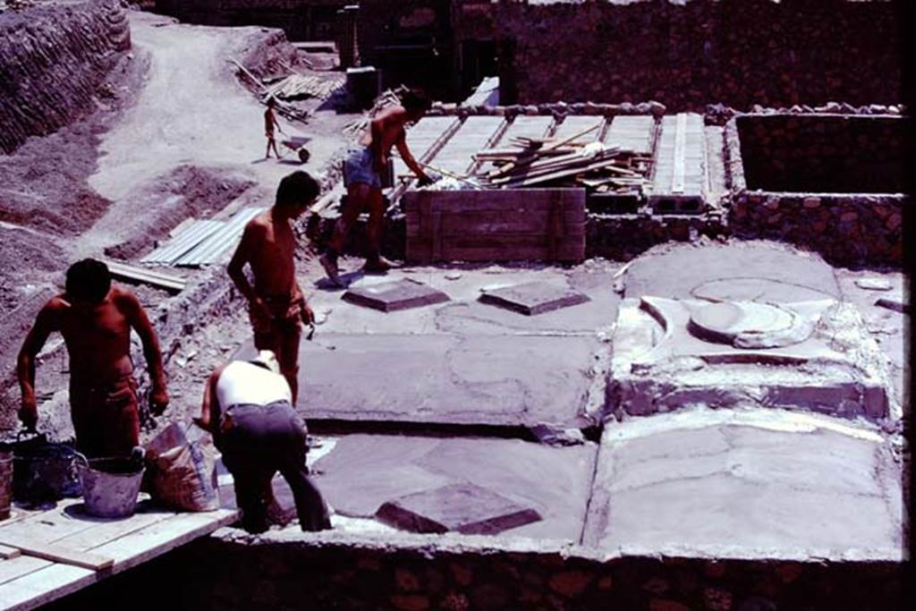 Oplontis, 1977. Reconstructing the roof of room 74. Photo by Stanley A. Jashemski.   
Source: The Wilhelmina and Stanley A. Jashemski archive in the University of Maryland Library, Special Collections (See collection page) and made available under the Creative Commons Attribution-Non Commercial License v.4. See Licence and use details. J77f0121