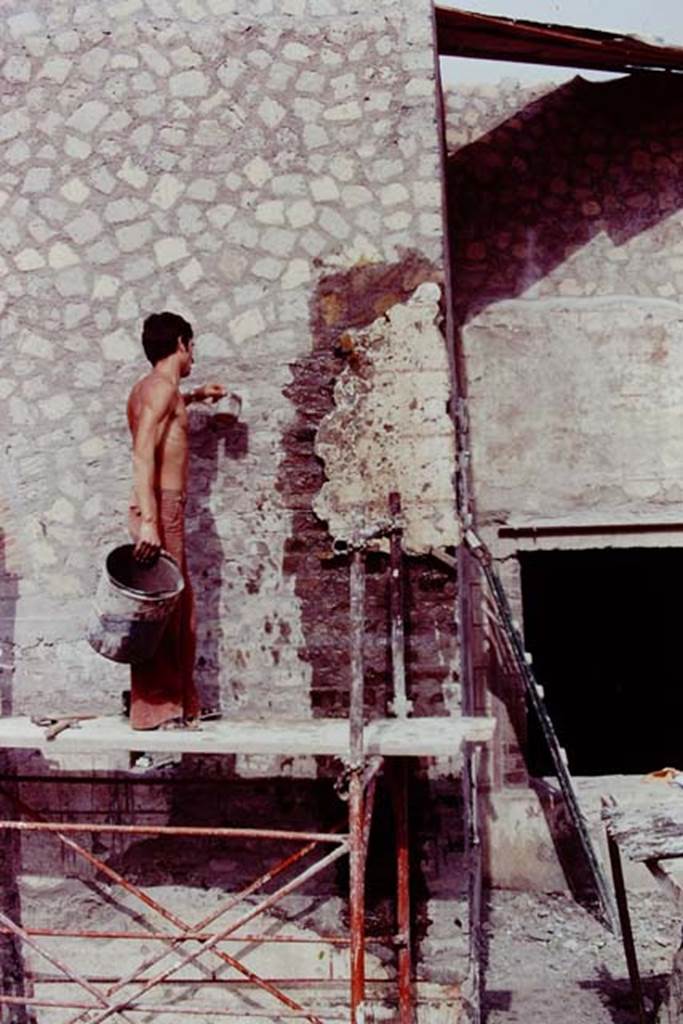 Oplontis, 1977. Re-attaching the painted plaster. Photo by Stanley A. Jashemski.   
Source: The Wilhelmina and Stanley A. Jashemski archive in the University of Maryland Library, Special Collections (See collection page) and made available under the Creative Commons Attribution-Non Commercial License v.4. See Licence and use details. J77f0133