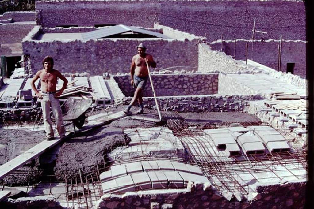 Oplontis, 1977. Reconstructing the villa roof. Photo by Stanley A. Jashemski.   
Source: The Wilhelmina and Stanley A. Jashemski archive in the University of Maryland Library, Special Collections (See collection page) and made available under the Creative Commons Attribution-Non Commercial License v.4. See Licence and use details. J77f0145