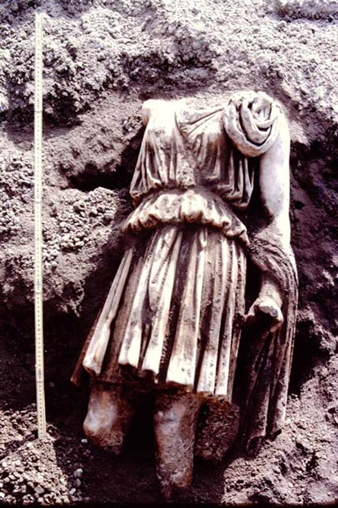 Oplontis Villa of Poppea, July 1983. Statue of Artemis/Diana? emerging from the lapilli near statue base 11 (XI).
Source: The Wilhelmina and Stanley A. Jashemski archive in the University of Maryland Library, Special Collections (See collection page) and made available under the Creative Commons Attribution-Non Commercial License v.4. See Licence and use details. Oplo0228