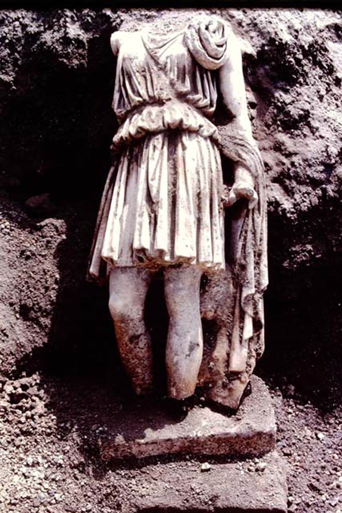 Oplontis Villa of Poppea, July 1983. Headless and footless statue of Artemis/Diana?, found still standing on statue base 11 (XI).
Source: The Wilhelmina and Stanley A. Jashemski archive in the University of Maryland Library, Special Collections (See collection page) and made available under the Creative Commons Attribution-Non Commercial License v.4. See Licence and use details. Oplo0230
SAP Inventory number 73303.