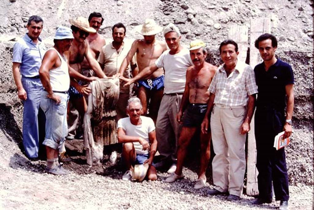Oplontis Villa of Poppea, July 1983. Workers posing with the statue. 
Source: The Wilhelmina and Stanley A. Jashemski archive in the University of Maryland Library, Special Collections (See collection page) and made available under the Creative Commons Attribution-Non Commercial License v.4. See Licence and use details.
Oplo0233