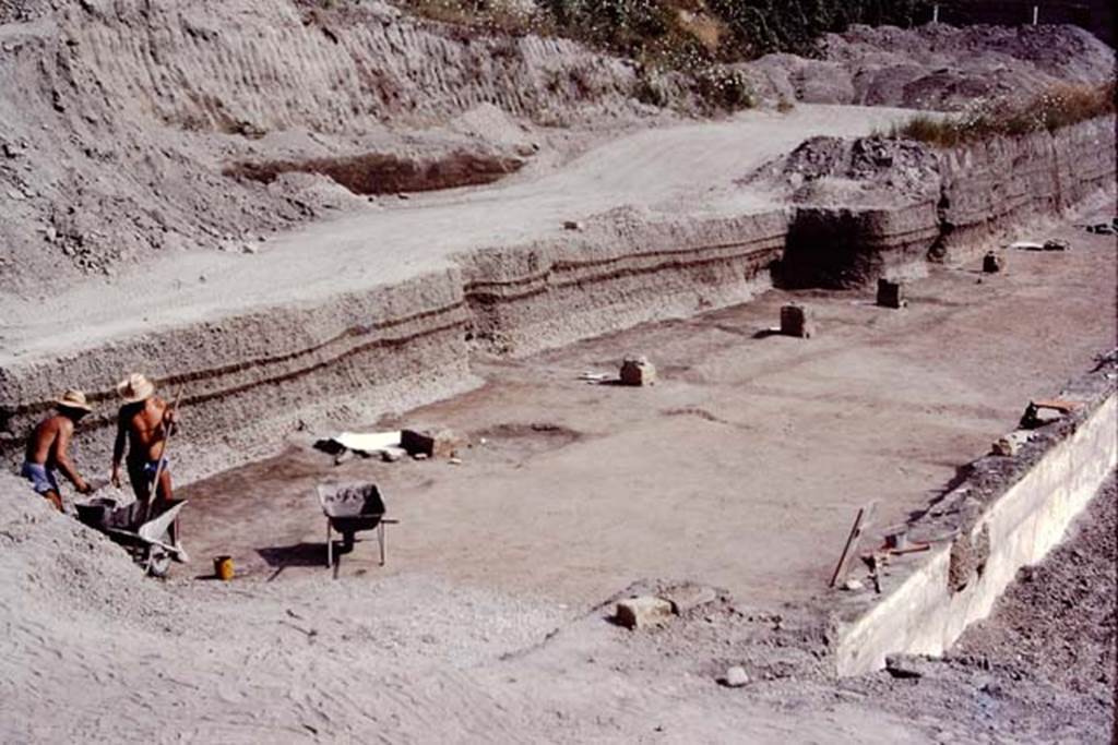Oplontis, c.1984. Looking south from near statue base X. Statue base XI is near where the men are working.
Source: The Wilhelmina and Stanley A. Jashemski archive in the University of Maryland Library, Special Collections (See collection page) and made available under the Creative Commons Attribution-Non Commercial License v.4. See Licence and use details. Oplo0259