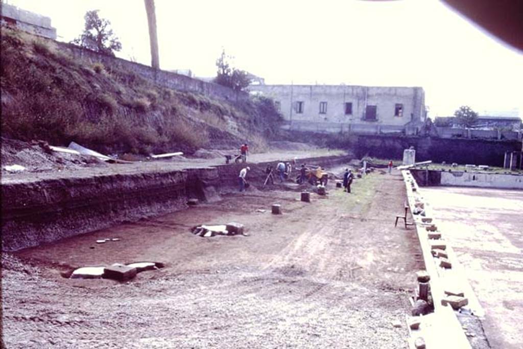 Oplontis, c.1984. Looking south on east side of swimming pool. The statue bases and filled root cavities are now clear of the lapilli at their rear. On the left would be statue base 11.
Source: The Wilhelmina and Stanley A. Jashemski archive in the University of Maryland Library, Special Collections (See collection page) and made available under the Creative Commons Attribution-Non Commercial License v.4. See Licence and use details. Oplo0027
