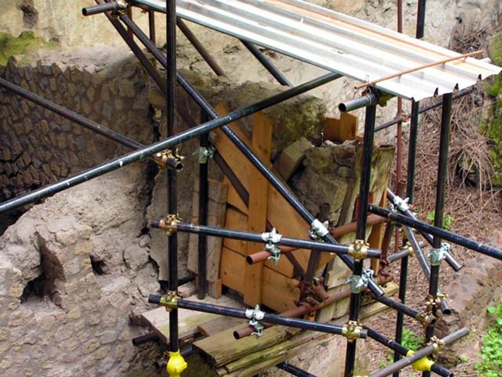 Oplontis, Villa of Lucius Crassius Tertius. March 2005. Overhanging wall with temporary support. 
Photo courtesy of Massimo Gravili.