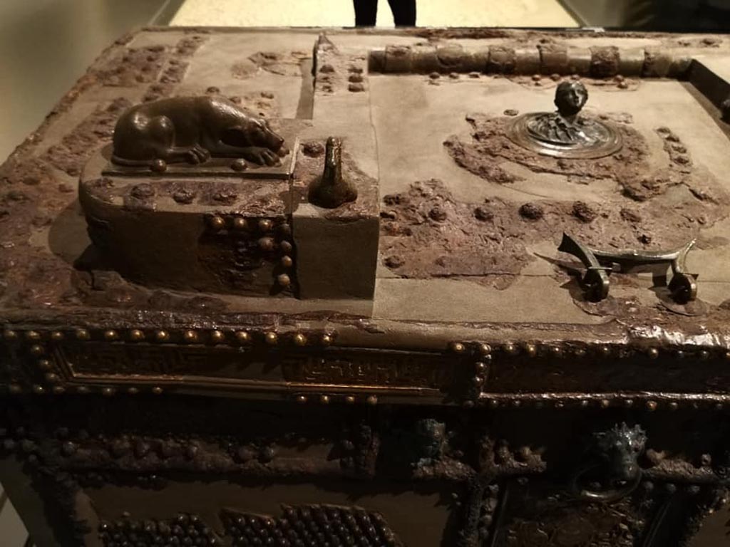 Oplontis, Villa of Lucius Crassius Tertius. December 2019. Strongbox, detail of bronze dogs, duck’s head, handle and bust from left side of lid.
On display in exhibition “Pompei e Santorini” in Rome, 2019. Photo courtesy of Giuseppe Ciaramella.