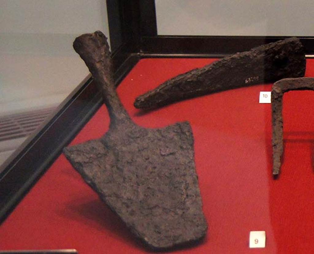 Gragnano, Villa rustica in Località Carmiano, Villa A. Spade and pick found in room 2.
Stabiae Antiquarium, inventory number pick 63295 spade 63297. 
Detail from photo courtesy of Margaret Hicks.