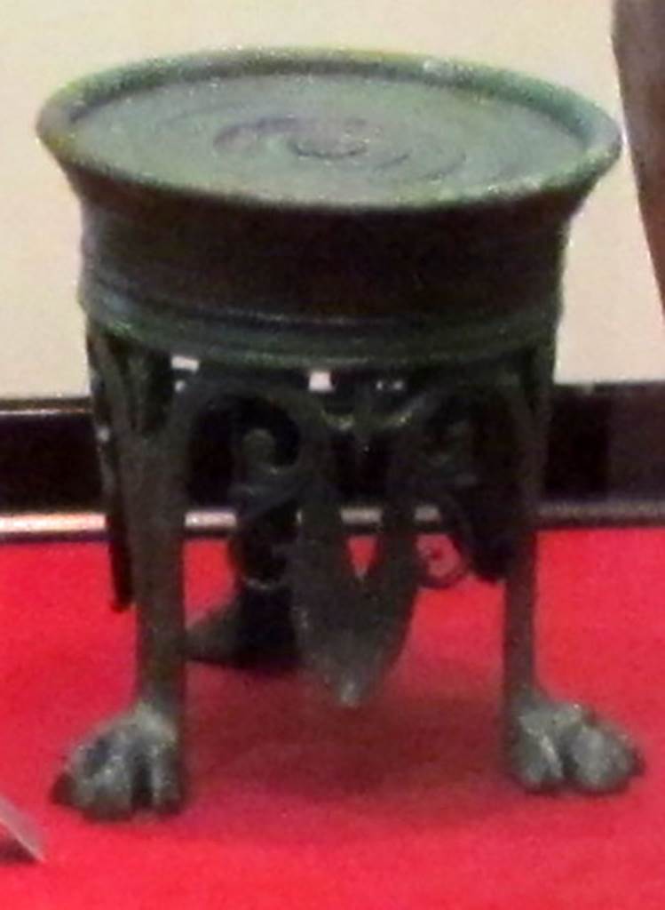 Gragnano, Villa rustica in Località Carmiano, Villa A. 
Second bronze lamp stand with feline feet, found in room 2.
Stabiae Antiquarium, inventory number 63278.
The lamp was found in room 6.
Detail from photo courtesy of Donna Dollings.