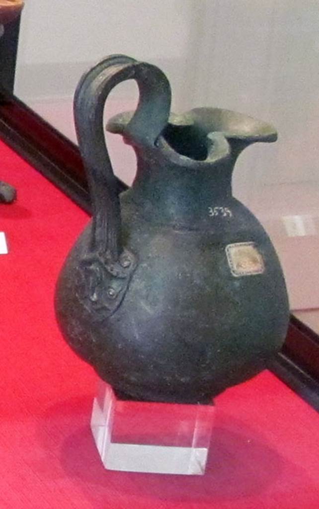 Gragnano, Villa rustica in Località Carmiano, Villa A. Wine jug with trefoil mouth and upraised handle, found in room 6.
Stabiae Antiquarium, inventory number 63539. 
Detail from photo courtesy of Donna Dollings.
