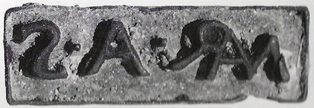 Gragnano, Villa rustica in Località Carmiano, Villa A. Base of seal with ring grip, found in courtyard 6.
Stabiae Antiquarium inventory number 63458.
According to Magalhaes this reads
Mar(---) A(---) S(---)
The abbreviation MAR does not correspond to the abbreviations standardly used in Roman or Oscan times, suggesting the fact that the seal is well before this period; 
If so then you may have a unique name, followed by the family of the dominus or patronus in genitive and equally abbreviated.
See Magalhaes M. M., 2006. Stabiae Romana. Castellamare: Nicola Longobardi, p. 45, p. 246, fig. 148a.
According to Bonifacio, the seal may register the first name of the patron MAR, followed by the initial of the gens (family) A and then the word S(ervi). 
See Guzzo, P, Bonifacio, G, and Sodo, A.M., curated by (2007) Otium Ludens. Castellammare di Stabia: Nicola Longobardi, pp. 164.