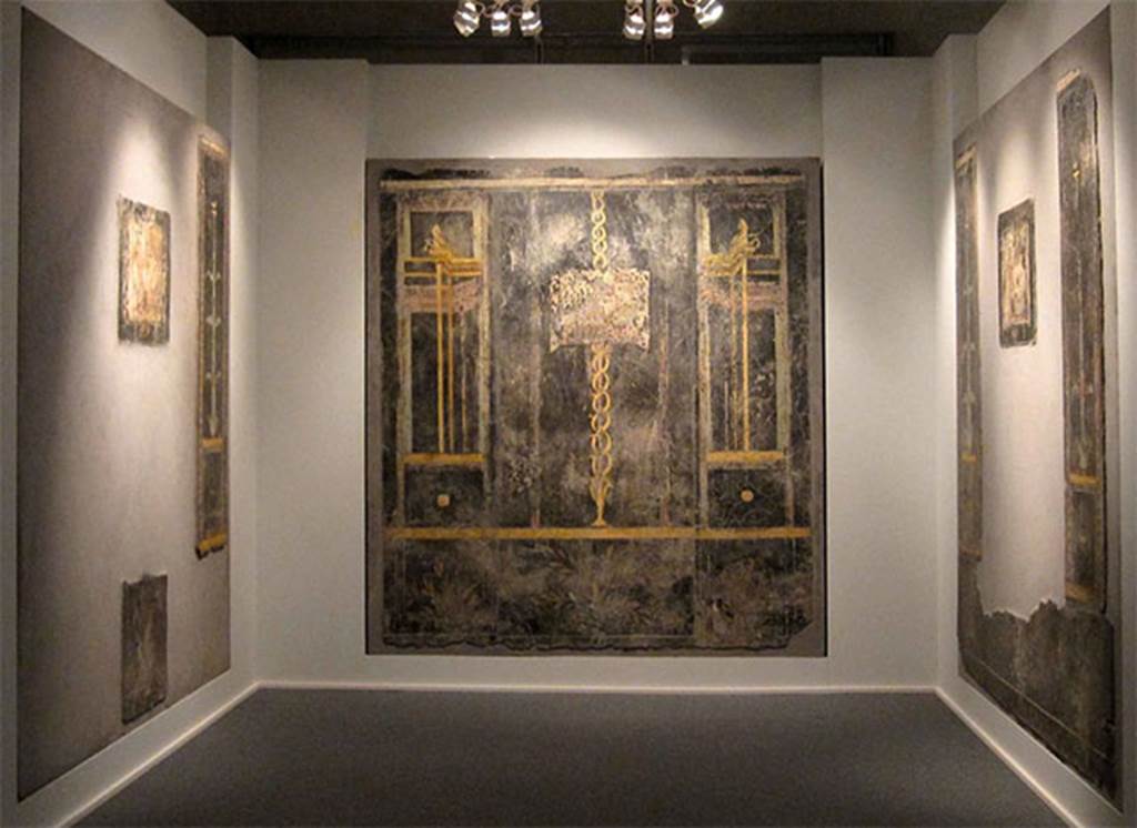 Gragnano, Villa rustica in Località Carmiano, Villa A. Cubiculum 8. Walls with architectural motifs.
Stabiae Antiquarium, inventory numbers 
63708 east wall (left)  
63707 south wall (centre)
63709 west wall (right)
See Guzzo, P, Bonifacio, G, and Sodo, A.M., curated by (2007) Otium Ludens. Castellammare di Stabia: Nicola Longobardi, p. 162.