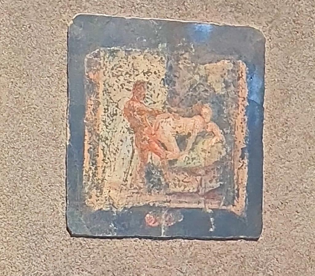 Gragnano, Villa rustica in Località Carmiano, Villa A. Cubiculum 8 west wall. April 2022.
Erotic painting from centre of west wall. Photo courtesy of Giuseppe Ciaramella.