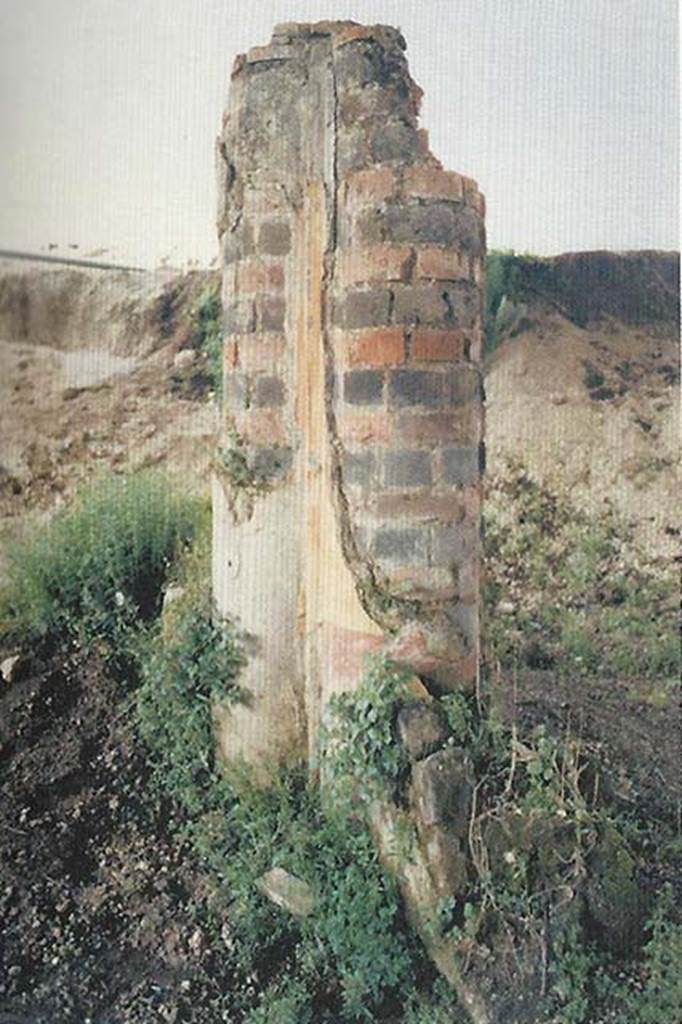 Gragnano, Villa rustica in Località Carmiano, Villa A. 1998. Intercolumnium in room 12 and room 6.