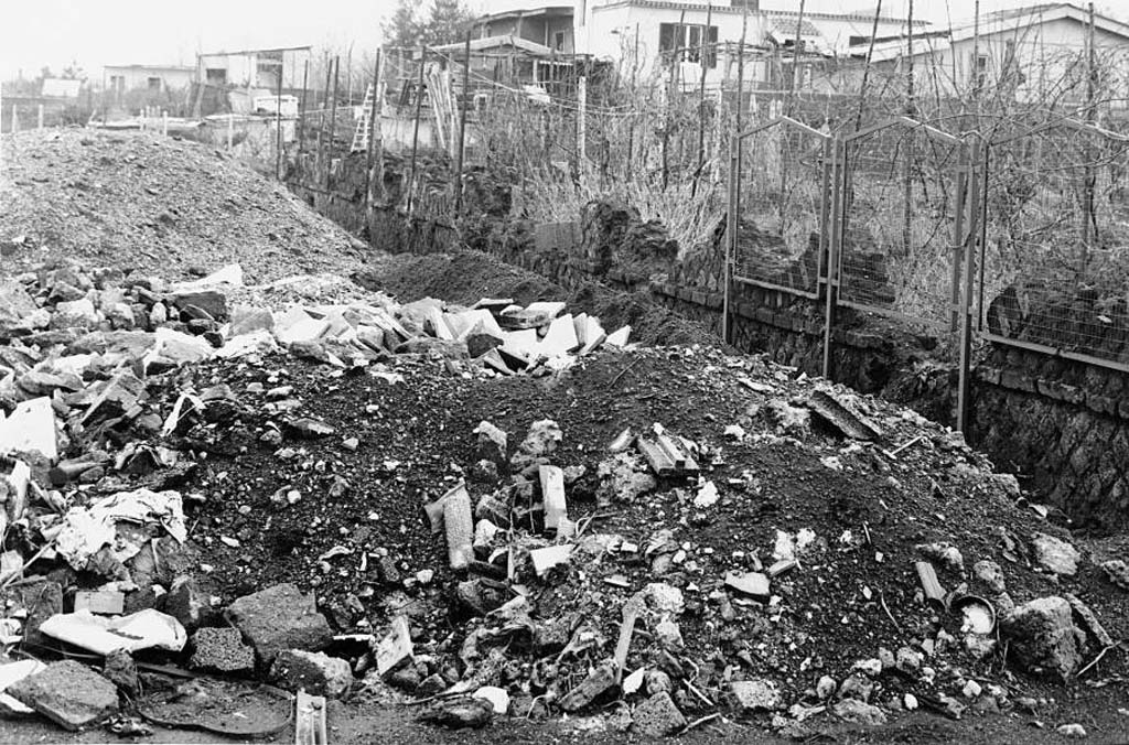 Stabiae, Villa del Pastore. 1980s photo of the sorry state of site covered in rubbish and buildings.
Photo courtesy of Tina Lepri, Il Giornale dell'Arte numero 302, ottobre 2010.
See http://www.ilgiornaledellarte.com/articoli/2010/10/104565.html