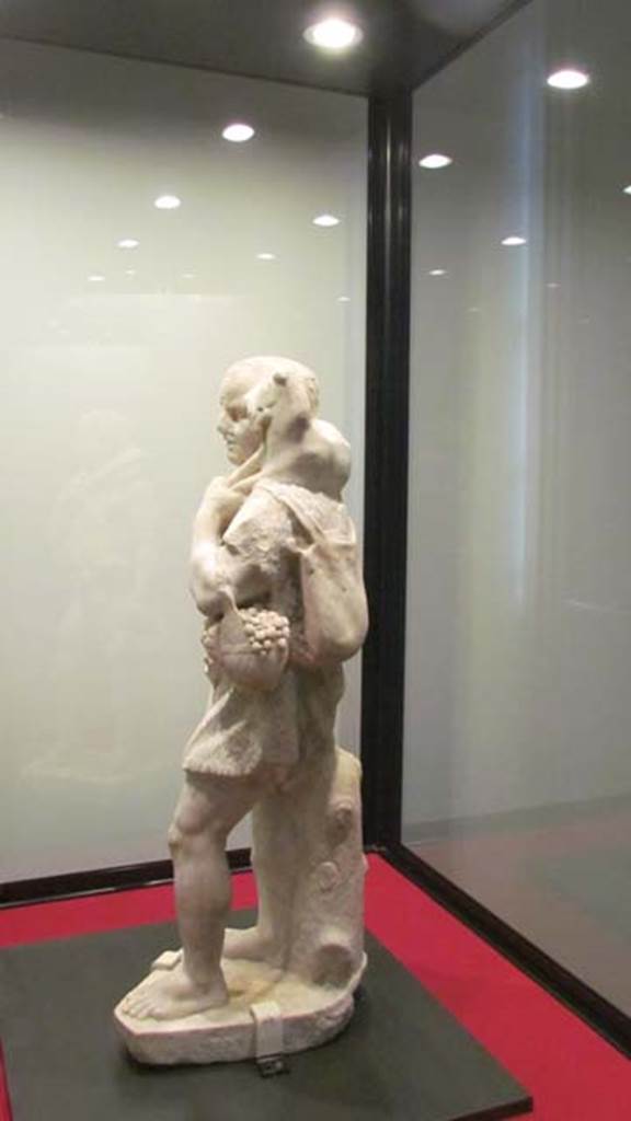 Stabiae, Villa del Pastore. Garden. Statue of the shepherd side view showing backpack and basket of fruit.
Photo courtesy of Donna Dollings.