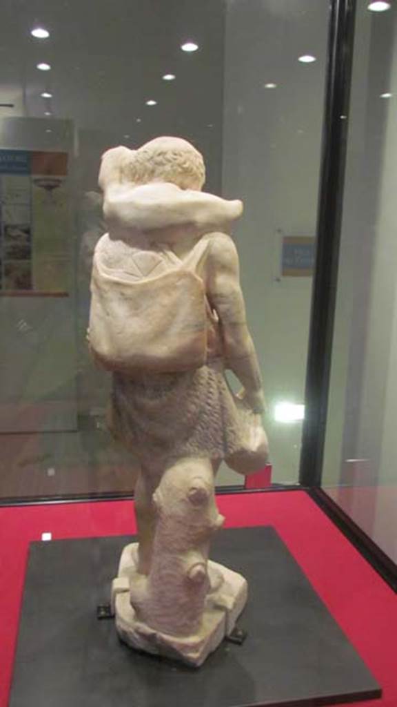 Stabiae, Villa del Pastore. Garden. Statue rear view showing backpack with loaf of bread protruding.
Photo courtesy of Donna Dollings.