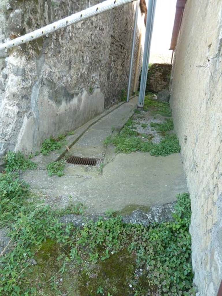 Stabiae, Secondo Complesso, September 2015. 
Small roadway between Villa Arianna on right and Secondo Complesso on the left.