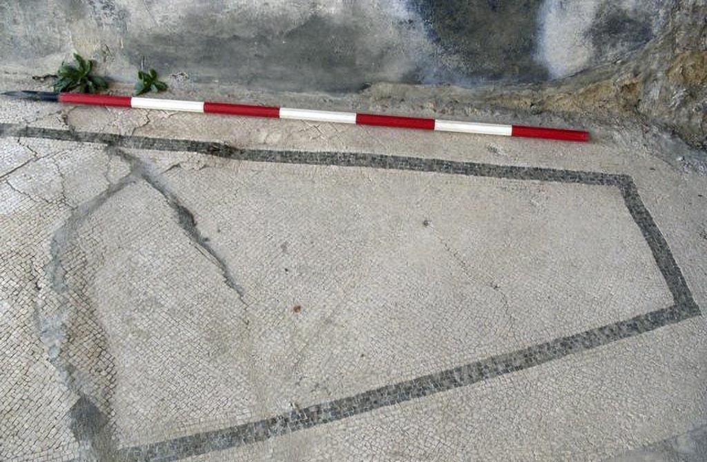 Stabiae Secondo Complesso ambiente 16. 2015.
Photo courtesy of Carmela Ariano, Varano, Secondo Complesso, ambiente di passaggio 16, tessellato monocromo, in TESS – scheda 18033.
http://tess.beniculturali.unipd.it/web/scheda/?recid=18033 
Use: CC BY-NC-SA 2.5
See BONIFACIO, G./ SODO, A. 2001, in Stabiae. Guida Archeologica alle Ville, Castellammare di Stabia, p. 181.