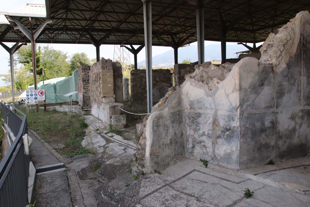 Stabiae, Secondo Complesso, September 2021. 
Looking east towards “loggia 12”, on left, with doorway to room 14, in centre, from room 16 on right. Photo courtesy of Klaus Heese.