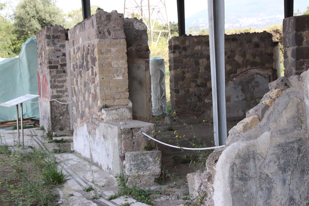 Stabiae, Secondo Complesso, September 2021. 
Looking east to doorway to room 14, a large doorway with window on either side. Photo courtesy of Klaus Heese.