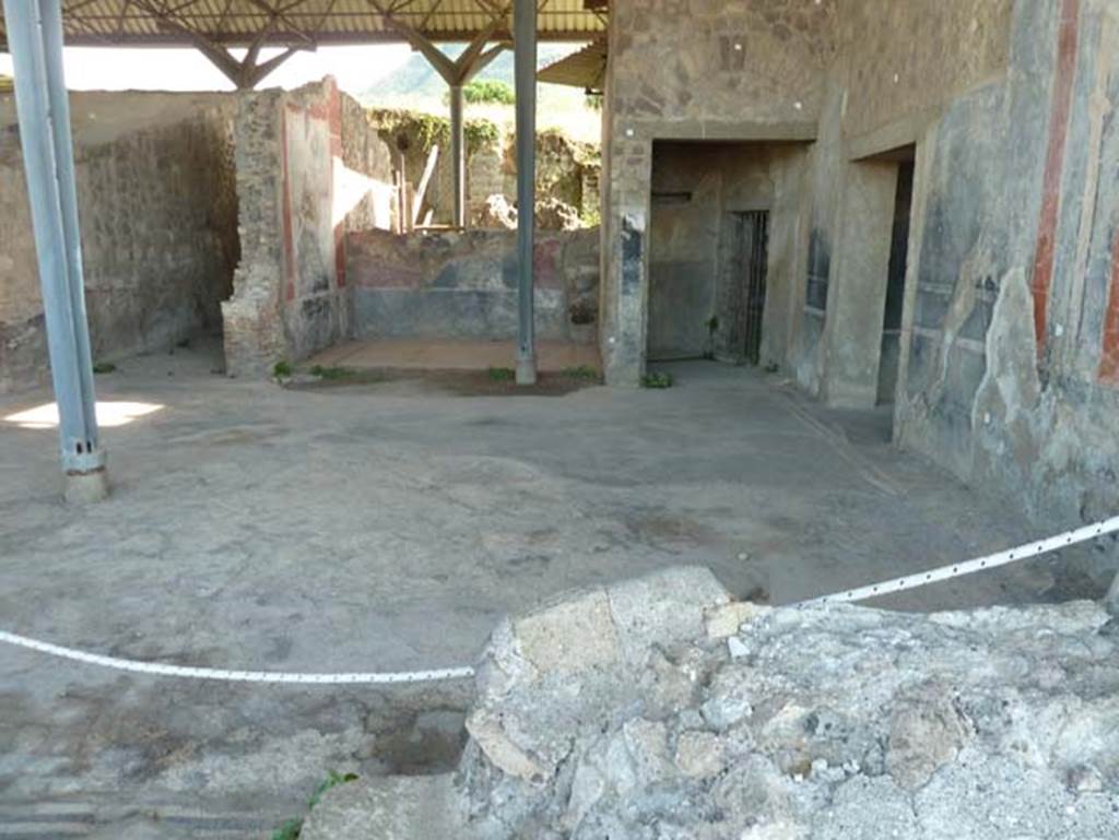 Stabiae, Secondo Complesso, September 2015. Room 14, entrance doorway, on left, and remains of window, on right.