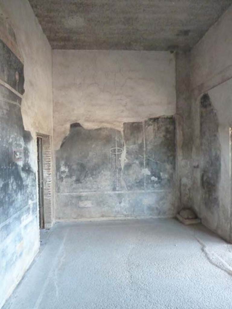 Stabiae, Secondo Complesso, September 2015. Room 15, looking west from room 14.
Pisapia describes this floor as number 100.
See Pisapia, M. S. 1989, in Mosaici antichi in Italia, Regione prima. Stabia, Roma, (p. 53).