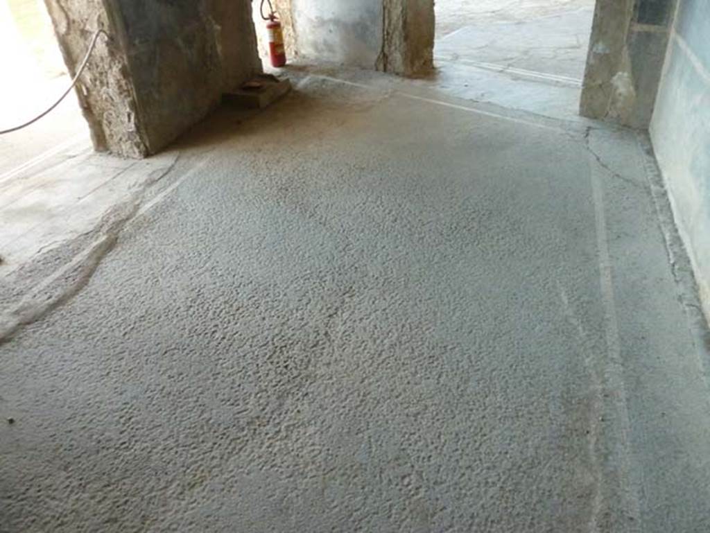 Stabiae, Secondo Complesso, September 2015. 
Room 15, looking east across black floor with white band around edge, towards doorway to room 14, on right.