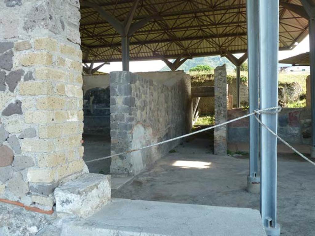 Stabiae, Secondo Complesso, September 2015. 
Room 14, looking through window on east side of entrance doorway, with doorway to room 13, on left, and corridor 22 to rooms 24 and 25 at rear of room 21.