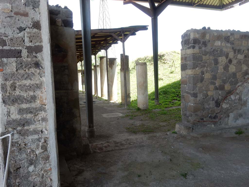 Stabiae, Secondo Complesso, June 2019. Room 13, doorway in east wall leading to peristyle.
Photo courtesy of Buzz Ferebee.