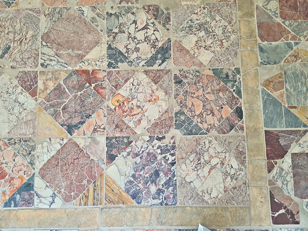 Mosaic in Naples Archaeological Museum, now in room CXLIII. June 2024. 
Detail of marble (Portasanta and Pavonazzetto) squares, originally from room 13 of Secondo Complesso at Stabia. 
Photo courtesy of Giuseppe Ciaramella.