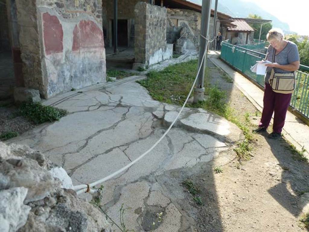 Stabiae, Secondo Complesso, September 2015. Room 12, looking west across remaining mosaic flooring. 
In the centre of the mosaic floor was an emblema, but only a small part of the east corner remains now, formed by two black bands on the white mosaic flooring.