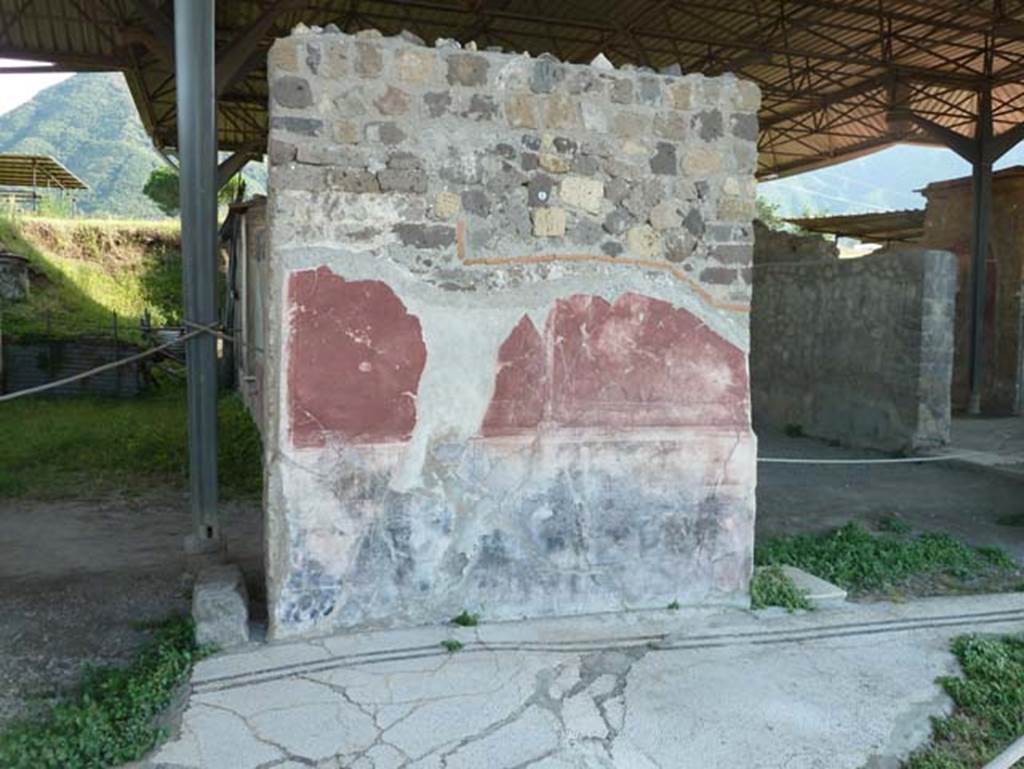 Stabiae, Secondo Complesso (Villa B), September 2015. Room 12, painted decoration in between doorway to room 1, the peristyle, on left, and room 13, on right. Looking south.
