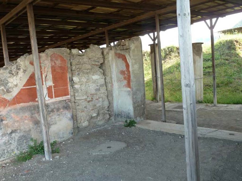 Stabiae, Secondo Complesso, September 2015. 
Room 11, looking towards the east wall in the south-east corner, and doorway in south wall to the north portico of the peristyle, on right.
Pisapia describes this floor as number 106.
See PISAPIA, M. S. 1989, in Mosaici antichi in Italia, Regione prima. Stabia, Roma, p. 55.
