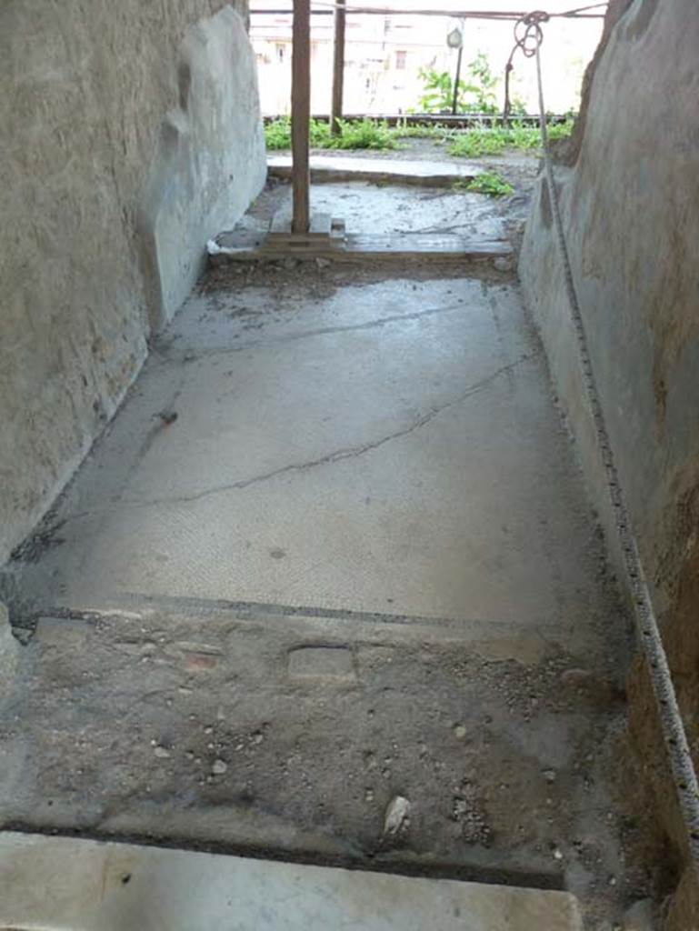 Stabiae, Secondo Complesso, September 2015. 
Corridor10, white mosaic flooring with black external border around the edges, formed by three lines of tesserae.