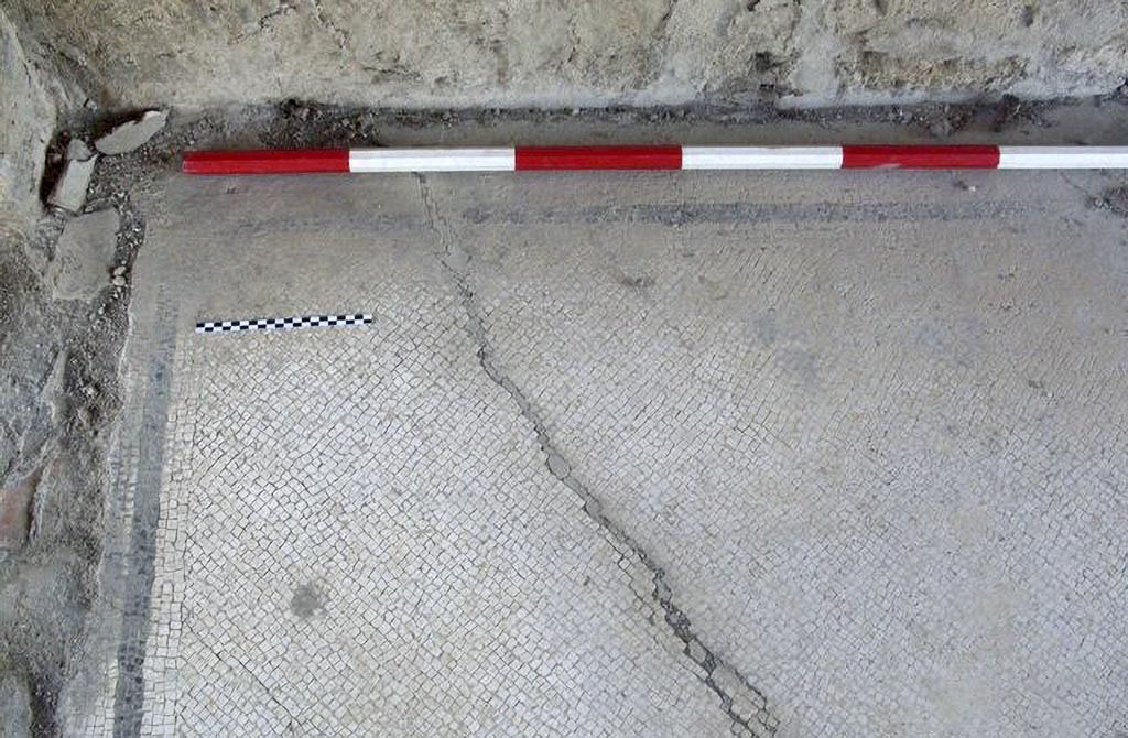 Stabiae Secondo Complesso ambiente 10. 2015. Room 10, south-west corner.
Photo courtesy of Carmela Ariano, Varano, Secondo Complesso, corridoio 10, tessellato monocromo, in TESS – scheda 18028.
http://tess.beniculturali.unipd.it/web/scheda/?recid=18028 
Use: CC BY-NC-SA 2.5
Pisapia describes this floor as number 107.
See Pisapia, M. S. 1989, in Mosaici antichi in Italia, Regione prima. Stabia, Roma, (p. 55).