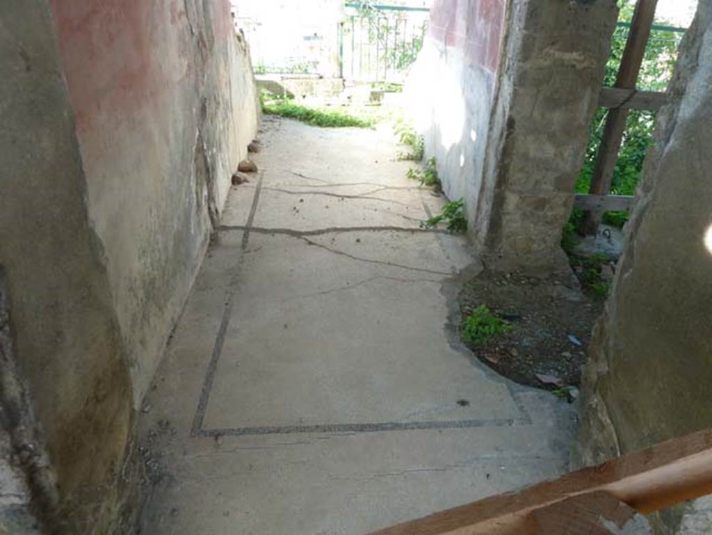 Stabiae, Secondo Complesso, September 2015. 
Corridor 4, white mosaic flooring, edged with a black border made of three tesserae, similar to corridor 10 at the west end of the north portico.