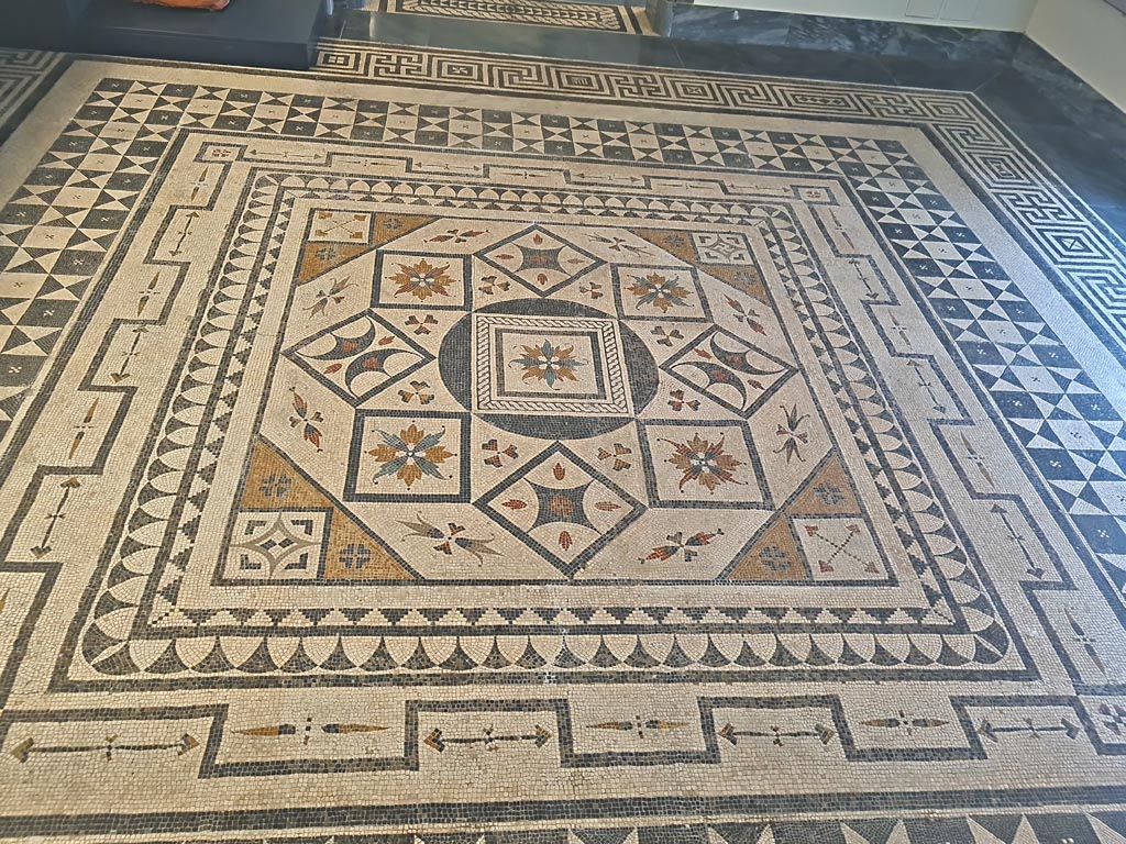 Villa Urbana, Varano, Stabia. June 2024.   
Beautiful central emblema of coloured mosaic set into floor in Naples Archaeological Museum, “Magna Grecia” collection, Room CXXXI. 
The surrounding meander border is thought to be from Secondo Complesso at Stabia.  Photo courtesy of Giuseppe Ciaramella.