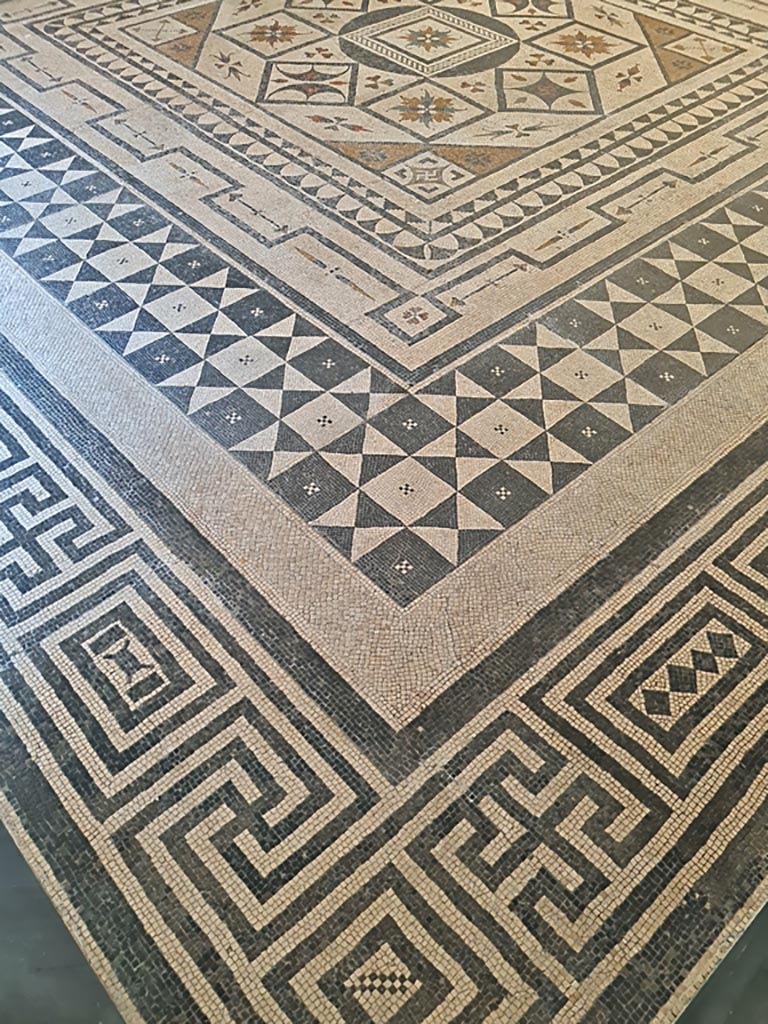 Room CXXXI, meander cornice thought to be from Secondo Complesso, Stabia. 
Now in Naples Archaeological Museum. June 2024. Photo courtesy of Giuseppe Ciaramella.