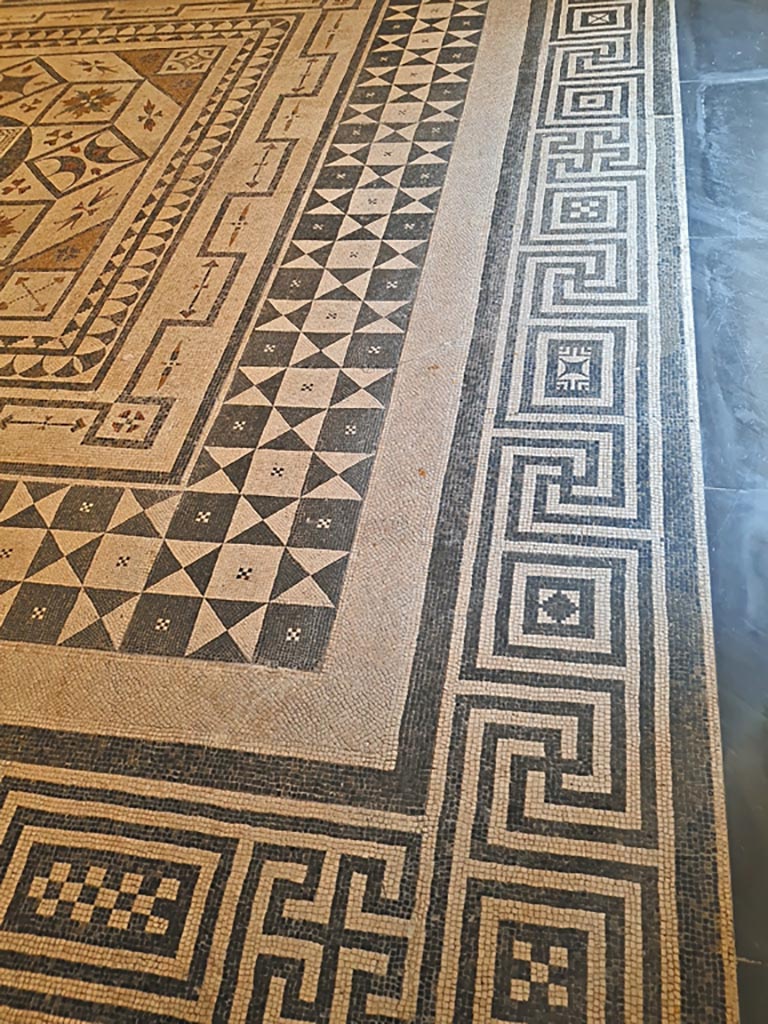 Room CXXXI, meander cornice thought to be from Secondo Complesso, Stabia. 
Now in Naples Archaeological Museum. June 2024. Photo courtesy of Giuseppe Ciaramella.