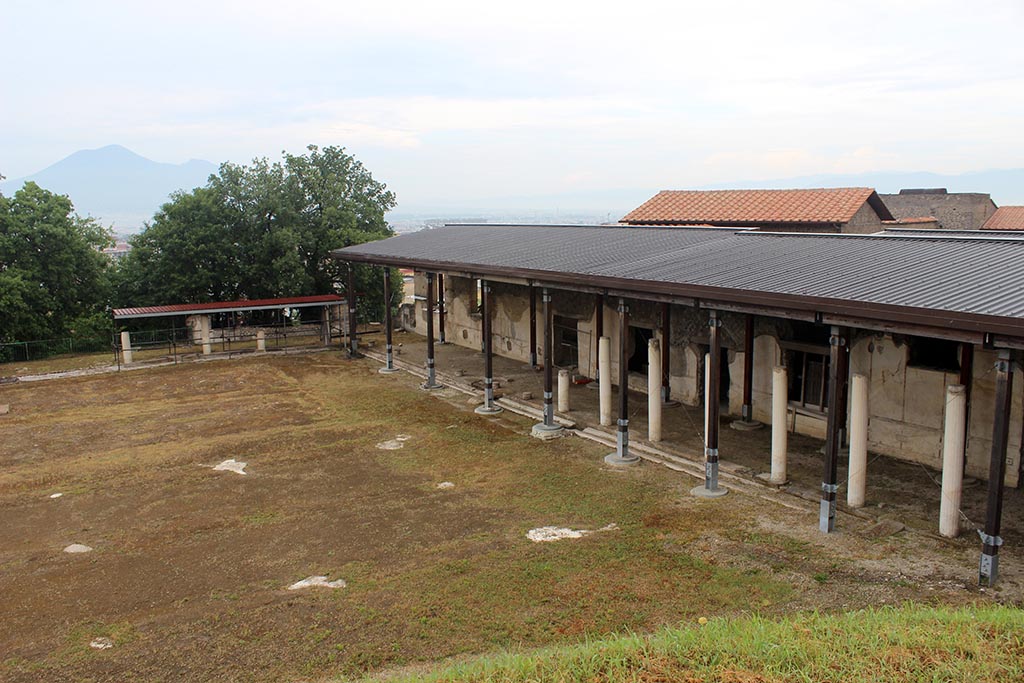 Stabiae, Villa Arianna, July 2013, portico H, looking north-east. Photo courtesy of Miguel Hermoso Cuesta. 
Licensed under CC BY-SA 4.0 via Wikimedia Commons – Own work.
See https://commons.wikimedia.org/wiki/File:Arianna_peristilio_02.JPG#/media/File:Arianna_peristilio_02.JPG