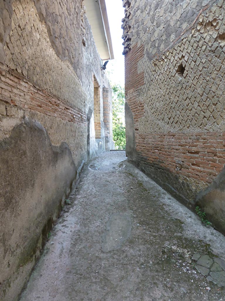 Stabiae, Villa Arianna, September 2015. 
Room G, corridor leading north towards loggia 54 and terraces B and C.