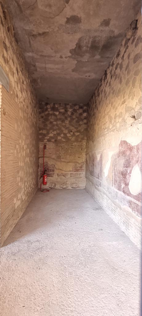 Stabiae, Villa Arianna, December 2023.
Room F, looking south from doorway. Photo courtesy of Miriam Colomer.