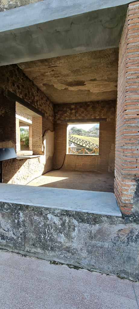 Stabiae, Villa Arianna, December 2023.
Room E, window from terrace, looking south into room with three windows.
Photo courtesy of Miriam Colomer.
